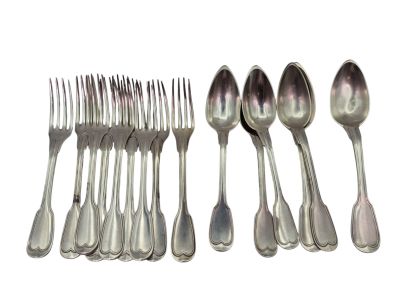un grand nombre de cuillères et de fourchettes en argent sur une surface blanche
