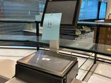 un ordinateur portable posé sur un bureau devant une fenêtre