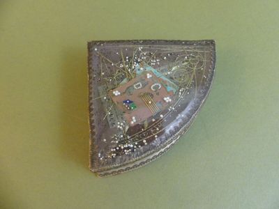 Boite triangulaire en verre et carton "Rébus" (accidents), 1…