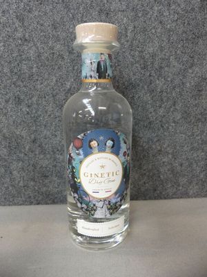 une bouteille de ginette posée sur une table, munie d'un bouchon en liège