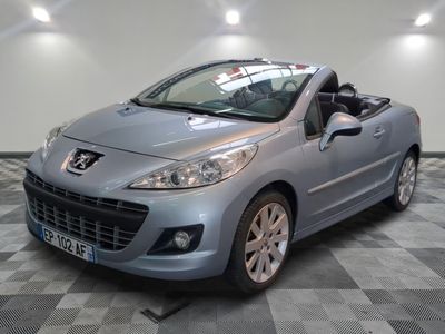 la voiture grise est garée dans le garage sur le sol en damier