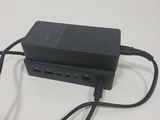 un chargeur noir branché sur une prise