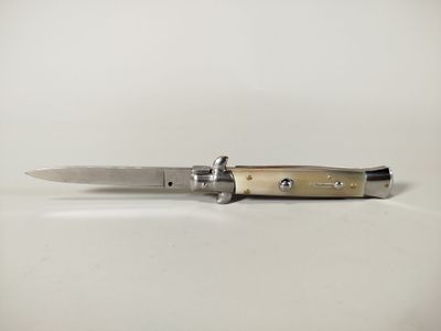 une image représentant un couteau posé sur une table
