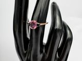 gros plan de la main d'une personne portant une bague