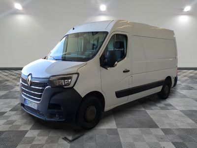 la camionnette blanche est garée sur le sol en damier d'une pièce