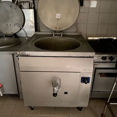 une image d'une cuisine avec un évier et une cuisinière