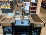 une photo d'une épicerie avec une caisse au milieu de l'allée
