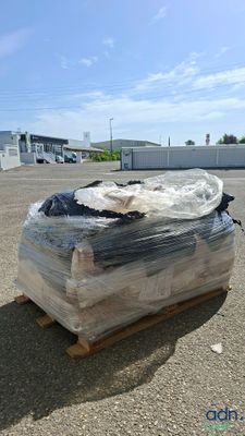 une grosse pile de film alimentaire posée sur une palette dans un parking