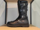 une paire de bottes noires posée sur une étagère en bois
