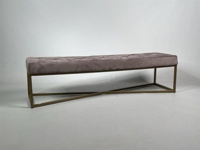 banc en velours lavande avec structure en laiton