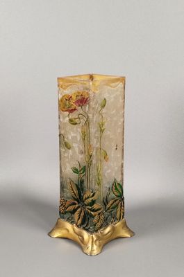 un vase en verre orné d'une peinture représentant des fleurs