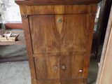 une armoire en bois surmontée d'une horloge