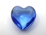 un cœur en verre bleu sur fond blanc