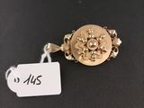 Gros plan sur une bague en or portant une étiquette