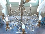un lustre posé sur une table dans une pièce
