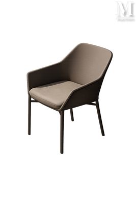 une image représentant une chaise avec une assise marron et une structure noire
