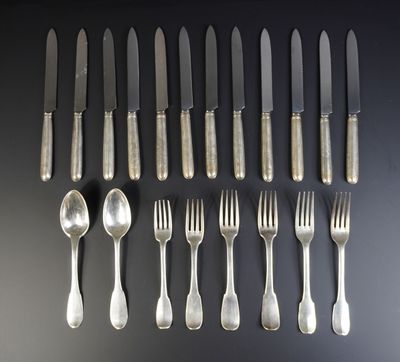 beaucoup de fourchettes et de cuillères sur la table