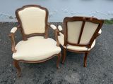 paire de chaises anciennes avec dossier et accoudoirs rembourrés