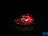 gros plan d'un diamant rouge sur une surface noire