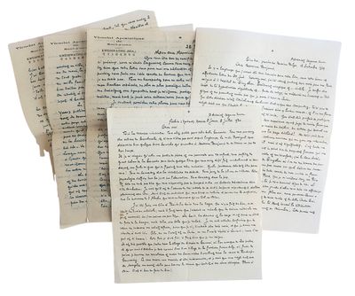 plusieurs vieilles lettres sont empilées sur une surface blanche