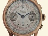gros plan d'une montre sur fond blanc