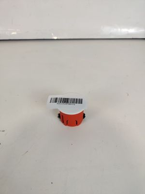 un petit bouton rouge sur le côté d'une cuvette blanche