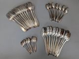 beaucoup de cuillères et de fourchettes en argent sur la table