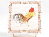 une image représentant un coq posé sur une assiette, elle-même posée sur un support