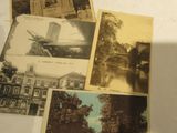 de nombreuses vieilles photos d'un bâtiment et d'arbres posées sur la table