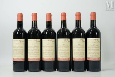 six bouteilles de vin rouge sont alignées