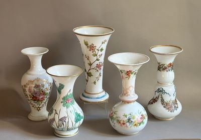 cinq vases décorés de fleurs peintes
