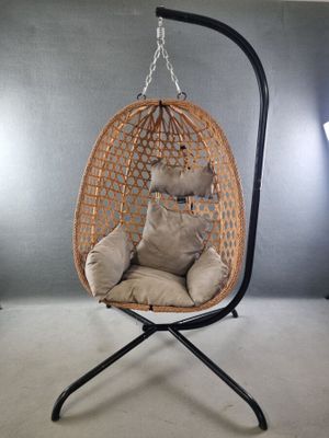 une chaise suspendue avec un ours en peluche dedans
