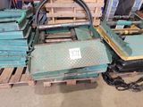 une pile de boîtes sur une palette dans un entrepôt