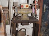 une machine posée sur une table dans une pièce