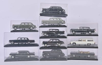 de nombreux modèles différents de voitures anciennes exposés dans une vitrine