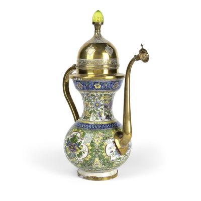 une cafetière richement décorée, dotée d'un couvercle doré