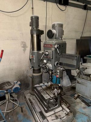 une machine qui se trouve à l'intérieur d'un bâtiment