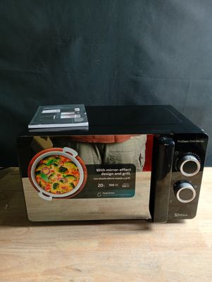 un micro-ondes posé sur une table en bois