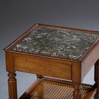 Guéridon ou table d'appoint quadrangulaire en noyer. (photo 2)