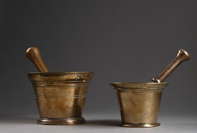paire de mortier et pilon anciens en laiton sur fond gris