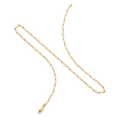 une chaîne en or avec un long maillon sur fond blanc