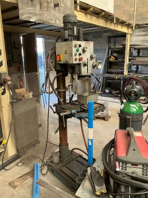 une machine qui se trouve à l'intérieur d'un bâtiment