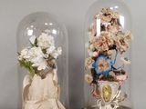 deux cloches en verre contenant des fleurs