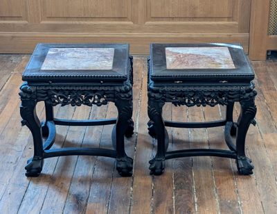 deux tables posées sur un plancher en bois