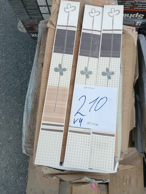 deux skis posés sur une boîte en carton