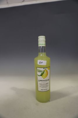une bouteille de limonade posée sur un comptoir