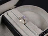 une bague en diamant posée dans un écrin sur une table