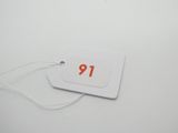 une étiquette portant le numéro 19, posée sur une table