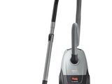 un aspirateur argenté et noir sur fond blanc