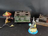 un petit assortiment de figurines posées sur une table